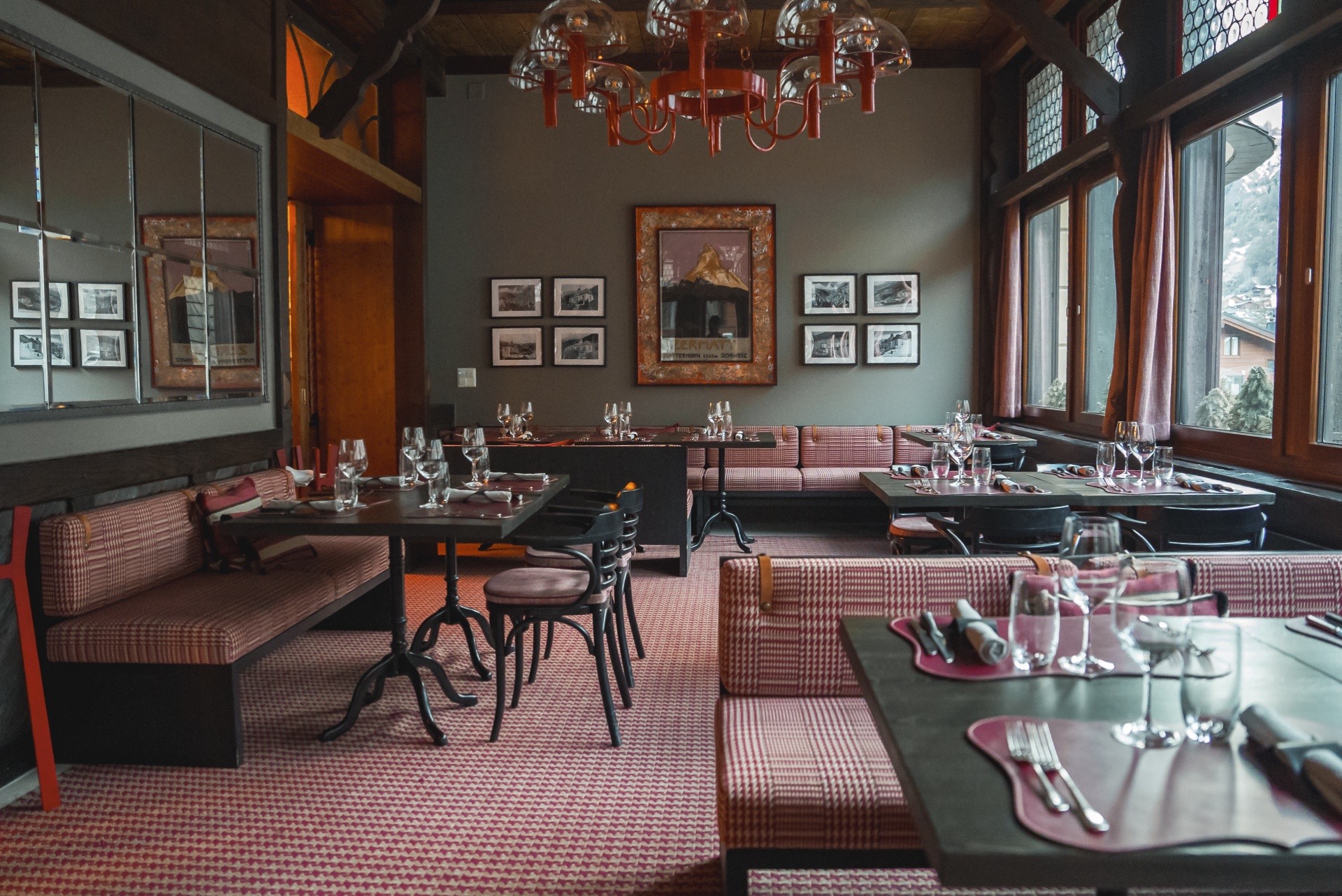 Wnętrze eleganckiej restauracji norweskiej z widokiem na góry
